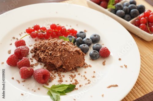 Foto: Mousse au chocolat mit Beeren Mousse au chocolat mit Beeren