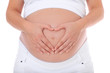 Schwangere Frau formt Herz auf ihrem Babybauch Schwangere Frau formt Herz auf ihrem Babybauch