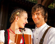 Paar in Tracht trinkt Weißbier