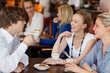 Foto: freunde sitzen im café freunde sitzen im café