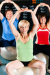 Foto: Senioren trainieren in einem Fitnessclub Senioren trainieren in einem Fitnessclub