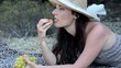 donna che mangia la frutta