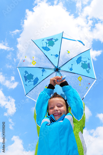 Foto: Kind mit Regenschirm Kind mit Regenschirm