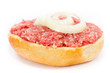 Mettbrötchen mit Zwiebeln
