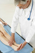 Examen des pieds d'une femme senior