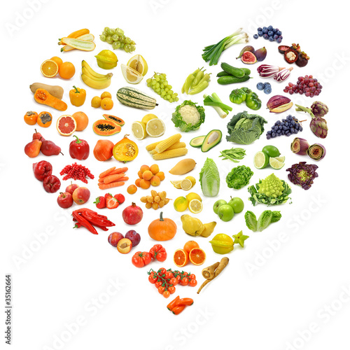 Foto: Rainbow heart of fruits and vegetables Rainbow heart of fruits and vegetables