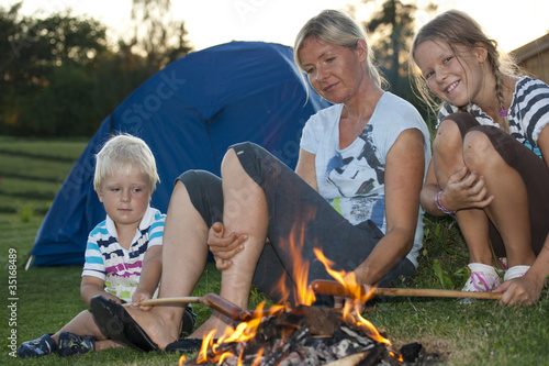 Foto: Lagerfeuerromantik mit Kindern Lagerfeuerromantik mit Kindern