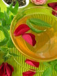 Grüner Tee mit Rosenblüten und Zitronenverbene