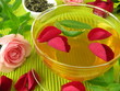 Grüner Tee mit Rosenblüten und Zitronenverbene