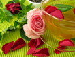 Grüner Tee mit Rosenblüten und Zitronenverbene