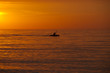 Foto: Kanu im Meer bei Sonnenuntergang Kanu im Meer bei Sonnenuntergang