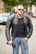 Mann mit Motorradjacke Mann mit Motorradjacke