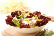 Ensalada con patatas, huevos y beicon