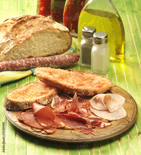 Photo: Pan tumaca con embutidos Pan tumaca con embutidos