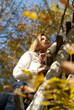 Junge gesunde blonde Frau im Herbst