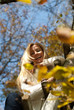 Junge gesunde blonde Frau im Herbst