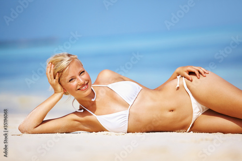 Foto: Smiling woman in bikini Smiling woman in bikini