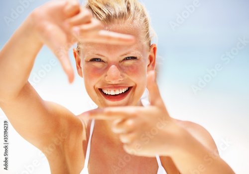 Foto: Woman making frame gesture Woman making frame gesture