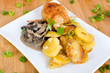 Hähnchenroulade mit Bratkartoffeln und Rahmchampignons