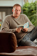 Mann liest Buch Mann liest Buch