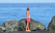 femme du troisième âge qui regarde la mer