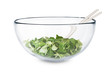 Salatschüssel mit Salatbesteck und grünem Salat vor weiss