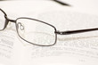livre et lunettes