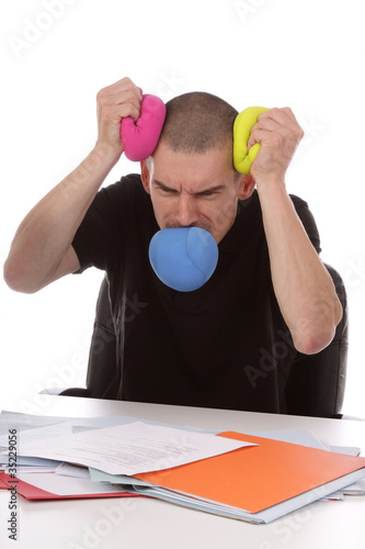 Photo: homme stressé au travail homme stressé au travail