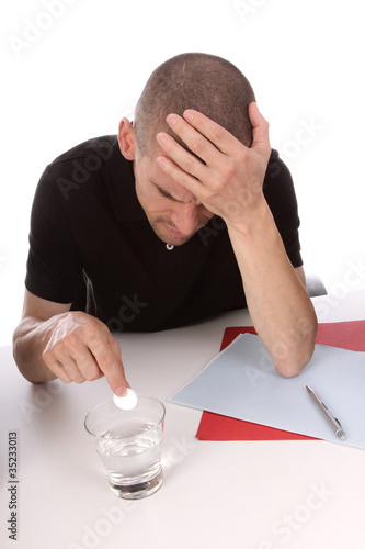 Photo: homme ayant la migraine au travail homme ayant la migraine au travail