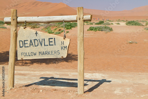 Foto: Wegweiser zum Deadvlei, Namibwüste, Namibia Wegweiser zum Deadvlei, Namibwüste, Namibia