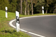 Strassenpfosten in Kurve