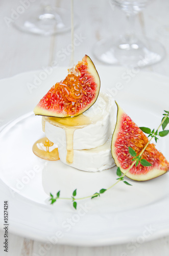 Photo: Ziegenweichkäse mit Feige und Honig Ziegenweichkäse mit Feige und Honig