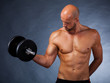 Sportler beim Hanteltraining