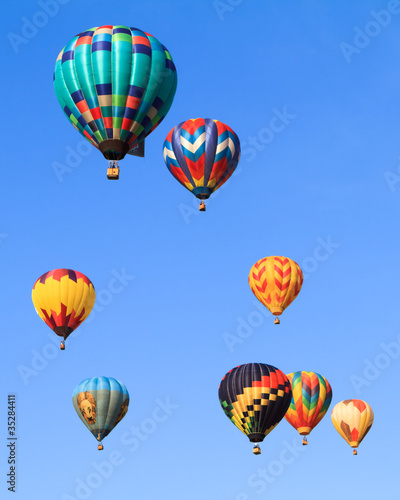 Foto: hot air balloons over blue sky hot air balloons over blue sky