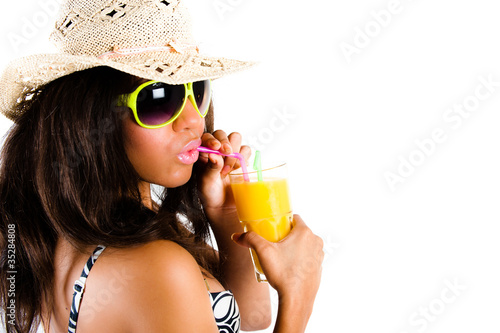 Foto: Beautiful young brunette woman in cowboy hat and yellow sunglass Beautiful young brunette woman in cowboy hat and yellow sunglass