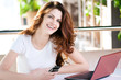 Foto: A young business woman sitting in a cafe A young business woman sitting in a cafe