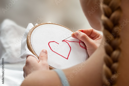 Foto: embroidering girl embroidering girl