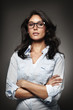mujer de negocios con brazos cruzados y gafas de pasta