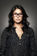 retrato de mujer morena con gafas de pasta