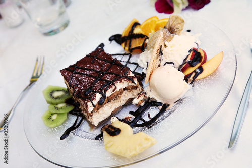 Photo: Tiramisu mit Schokosauce und Obst Tiramisu mit Schokosauce und Obst