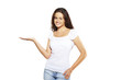 mujer sonriendo mostrando en fondo blanco