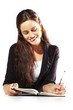 Mujer sonriendo escribiendo en agenda en fondo aislado