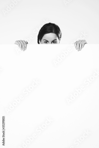 Photo: mujer sujetando cartel mujer sujetando cartel