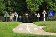 Strada con segnali nel parco