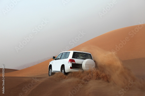 Foto: Dune bashing in Dubai, United Arab Emirates Dune bashing in Dubai, United Arab Emirates