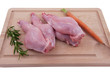 cuisses de lapin cru sur planche à découper