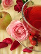 Früchtetee mit Apfel, Hagebutte, und Rosenblüten