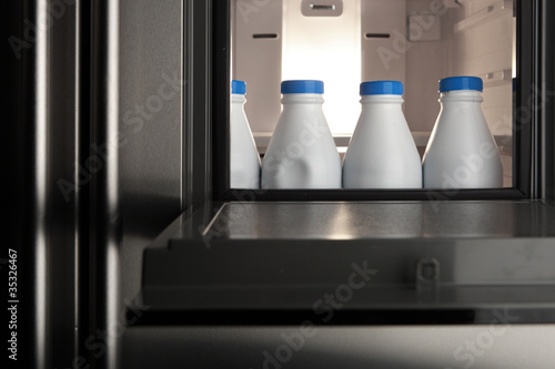 Photo: Bouteilles de lait dans réfrigérateur Bouteilles de lait dans réfrigérateur