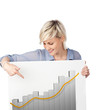 blonde frau zeigt diagramm mit positiver entwicklung