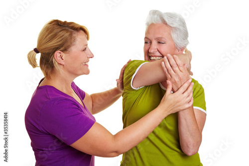 Foto: Seniorin mit Fitnesstrainer Seniorin mit Fitnesstrainer